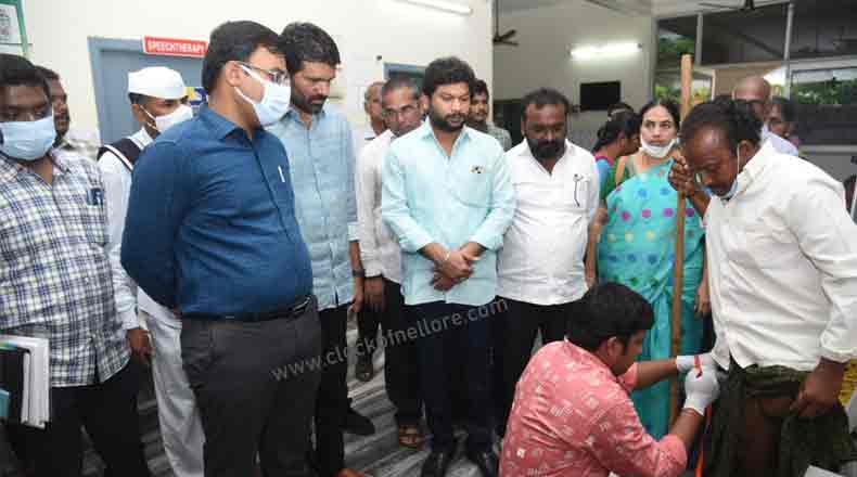 వికలాంగులకు కృత్రిమ అవయవాలు – పరిశీలించిన కలెక్టర్ చక్రధర్ బాబు