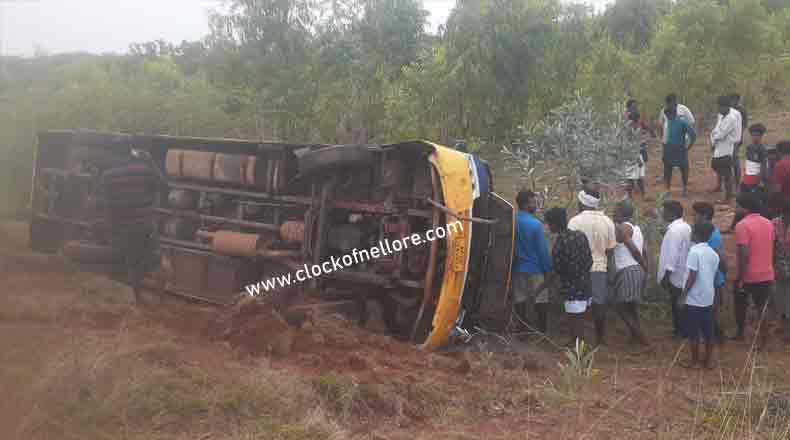 కావలిలో బోల్తా పడ్డ శ్రీ చైతన్య స్కూల్ బస్సు… విద్యార్ధులకు స్వల్ప గాయాలు