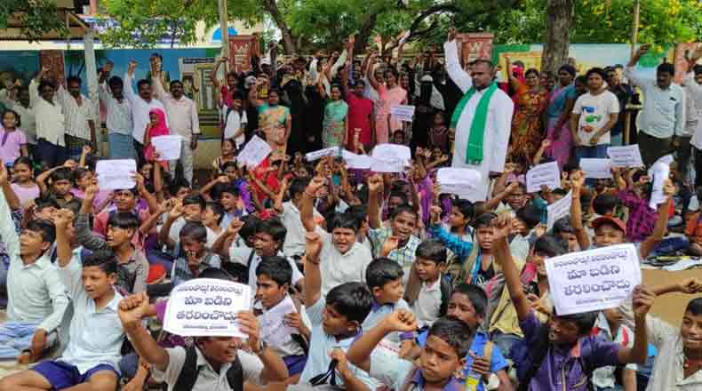 పాఠశాలల విలీనంపై భగ్గుమన్న విద్యార్ధి లోకం… అనేక చోట్ల నిరసనలు