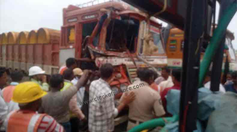 ట్యాంకర్ ను ఢీ కొట్టిన లారీ : డ్రైవర్ కు స్వల్ప గాయాలు