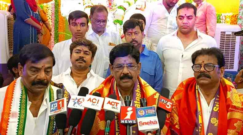 కాపువీధిలో ఘనంగా వినాయక చవితి – పూజలు నిర్వహించిన ఆనం సోదరులు