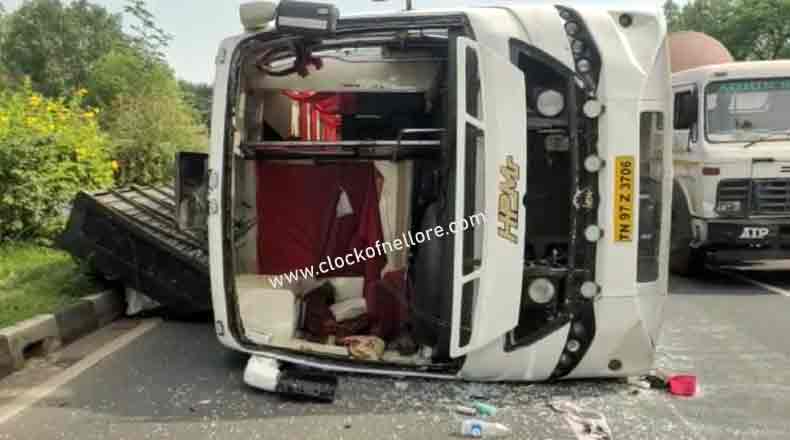 జాతీయ రహదారిపై ట్రావెల్ బస్సు బోల్తా… 6 మందికి గాయాలు