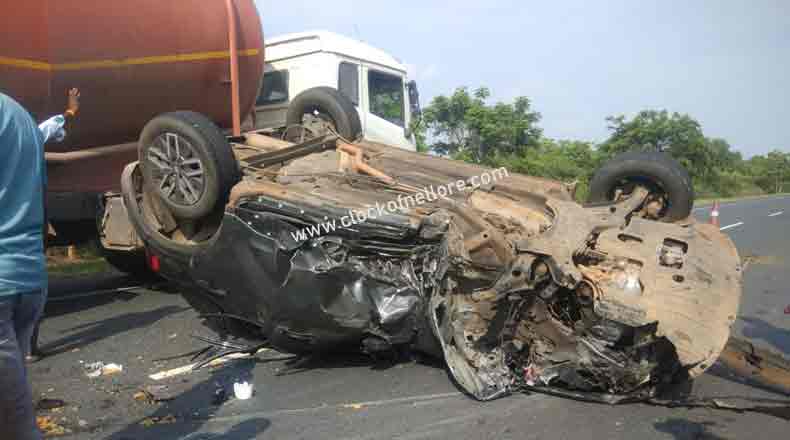 జాతీయ రహదారిపై కారు నుజ్జు నుజ్జు – కారులోని వారు అదృశ్యం