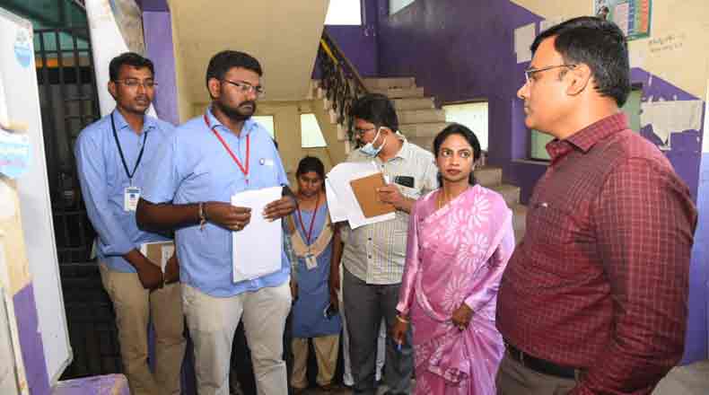 మొక్కుబడిగా విధులు నిర్వహిస్తే కఠిన చర్యలు : హెచ్చరించిన కలెక్టర్