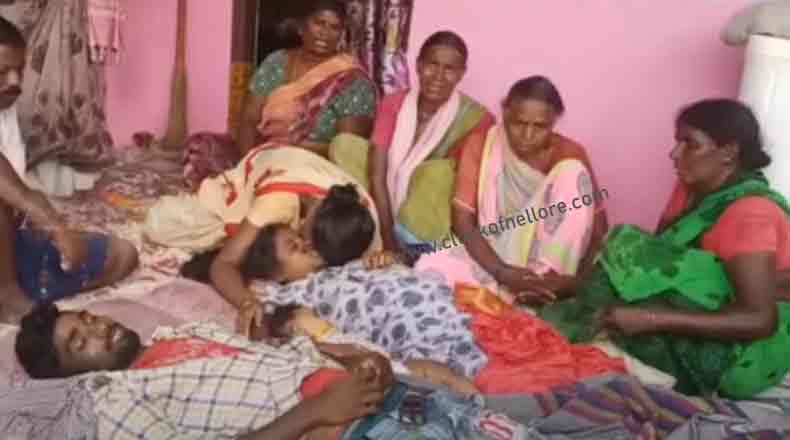 నెల్లూరుజిల్లాలో విషాదం : భార్యా బిడ్డను చంపి ఆపై తానూ ఆత్మహత్య