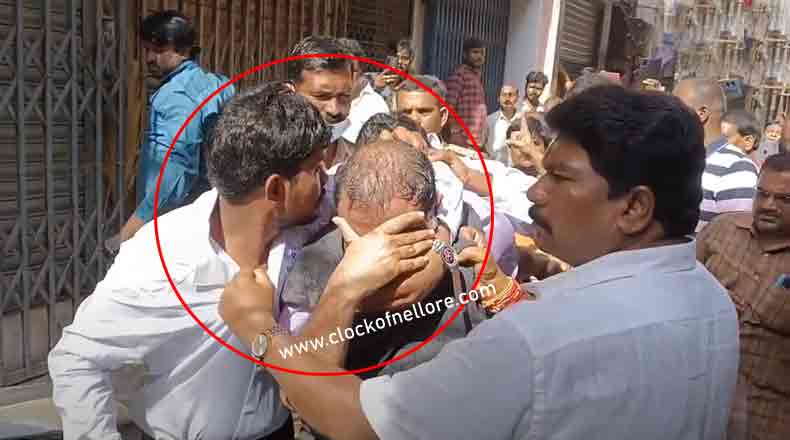 ఐటి అధికారులమని తుపాకీతో బెదిరించి 12 కిలోల బంగారు చోరీ యత్నం…