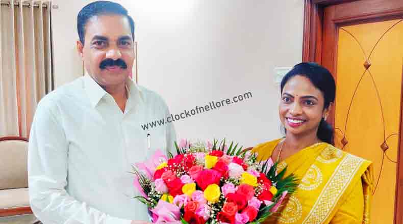 మంత్రి కాకాణిని కలిసిన కమిషనర్ హరిత…