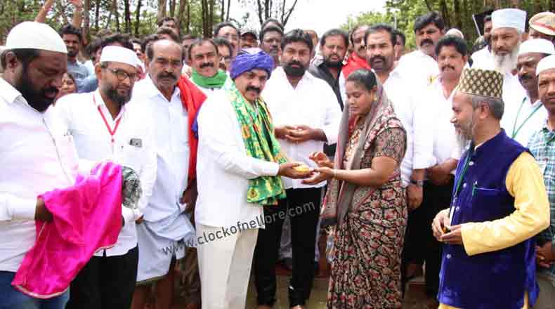 జగన్ శాశ్వత సిఎంగా ఉండాలంటూ రొట్టెను అందుకున్న మంత్రి కాకాణి