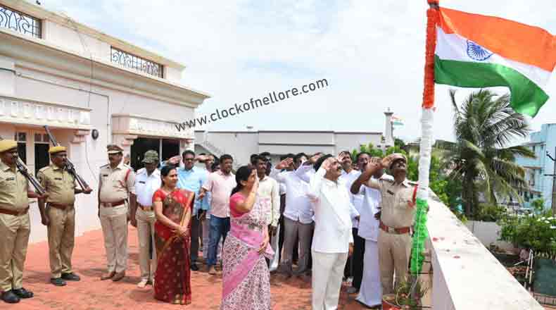 మంత్రి కాకాణి నివాసంపై రెపరెపలాడిన జాతీయ జెండా