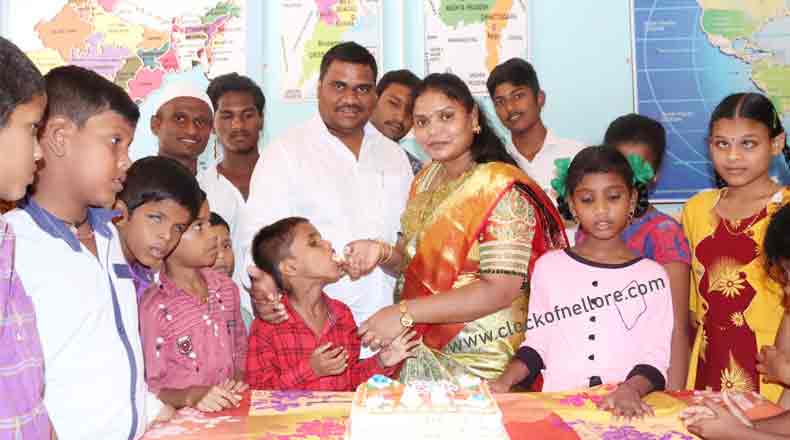 చిన్నారుల మధ్య జన్మదిన వేడుకలు జరుపుకున్న నెల్లూరు మేయర్ స్రవంతి