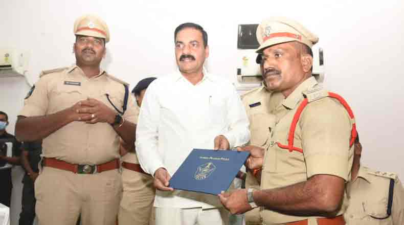 నెల్లూరుజిల్లా పోలీసులకు అవార్డులు : అందజేసిన మంత్రి కాకాణి
