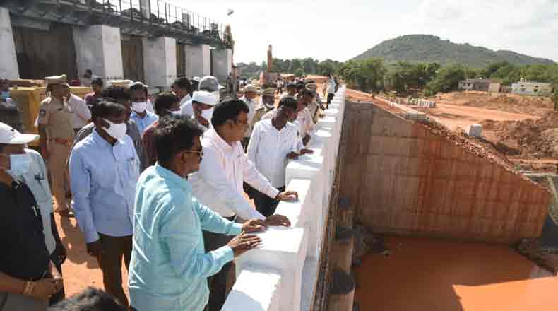 శరవేగంగా సంగం బ్యారేజీ పనులు – పరిశీలించిన జిల్లా కలెక్టర్ చక్రధర్ బాబు