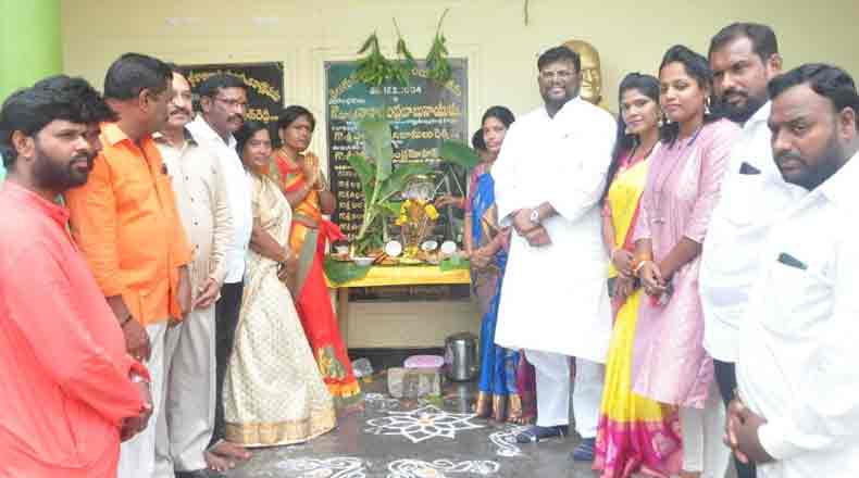 టిడిపి కార్యాలయంలో వినాయక చవితి వేడుకలు – పూజలు చేసిన అజీజ్