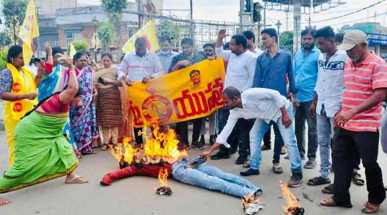 ఎంపి మాధవ్ ను బర్త్ రఫ్ చేయండి – దిష్ఠిబొమ్మను దహనం చేసిన తెలుగు యువత