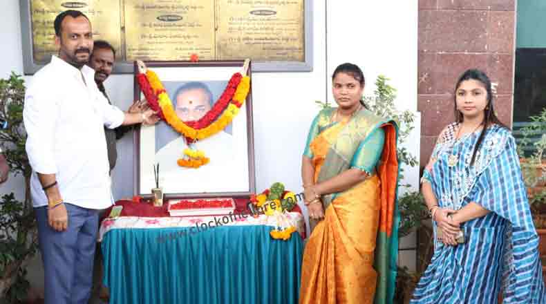 కార్పొరేషన్ కార్యాలయంలో వైఎస్ వర్ధంతి – పాల్గొన్న మేయర్, డిప్యూటీ మేయర్