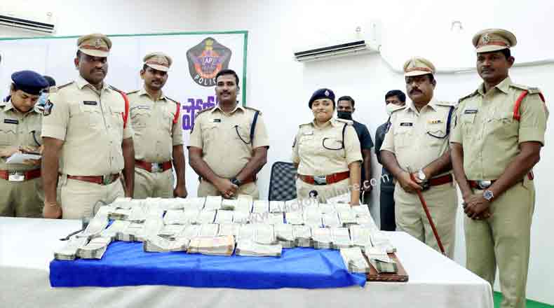 గంటల్లో చోరీ కేసును చేధించిన నెల్లూరు పోలీసులు – 28 లక్షలు నగదు స్వాధీనం