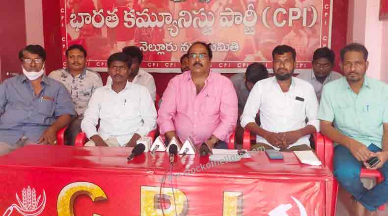 ఐరన్ హిల్ పబ్ ను మూయించండి : పోలీసులను డిమాండ్ చేసిన సిపిఐ నేతలు