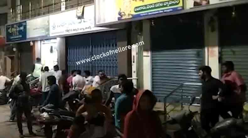 నెల్లూరులో బంగారు షాపులపై ఐటి అధికారుల దాడులు…