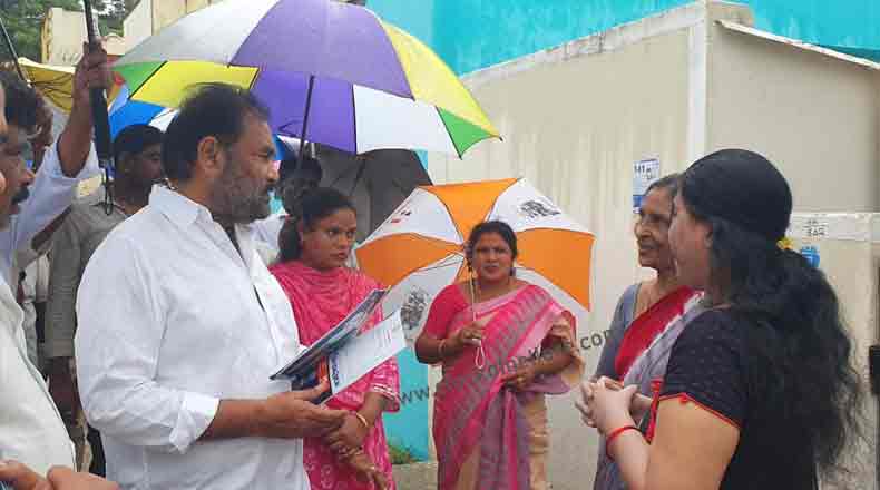 25వ డివిజన్ లో గడప గడపకు మన ప్రభుత్వం : సమస్యలు విన్న కోటంరెడ్డి