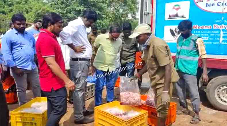 నెల్లూరులో కుళ్లిన కోడి మాంసం : 300 కిలోల స్వాధీనం