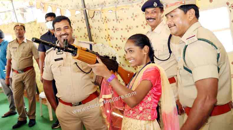 నెల్లూరు పోలీస్ గ్రౌండ్ లో ఓపెన్ హౌస్ : పోలీస్ ఆయుధాల ప్రదర్శన