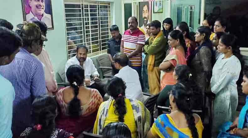 మా బిడ్డల భవిష్యత్తు ఏంటి సార్ : ఓవెల్ స్కూల్ విషయంలో కోటంరెడ్డి ఎదుట పేరెంట్స్ ఆవేదన