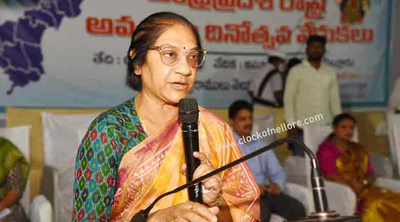 ఘనంగా రాష్ట్ర అవతరణ దినోత్సవ వేడుకలు : పొట్టి శ్రీరాములుకు నివాళులు