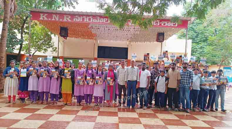 విద్యార్ధులకు ఉచితంగా స్టడీ మెటీరియల్ : అందజేసిన యూత్ ఫర్ సేవా