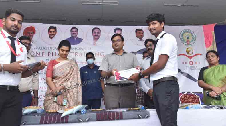 డ్రోన్ల పైలెట్లకు సర్టిఫికేట్లు : అందజేసిన కలెక్టర్ చక్రధర్ బాబు