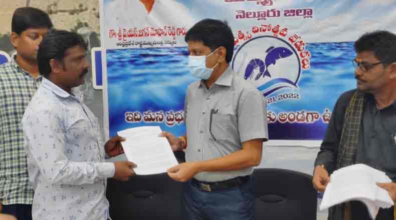 ప్రపంచ మత్స్య దినోత్సవం : 21 మందికి బోట్లు, వలలు, మోటార్లు అందించిన జేసీ కూర్మనాథ్