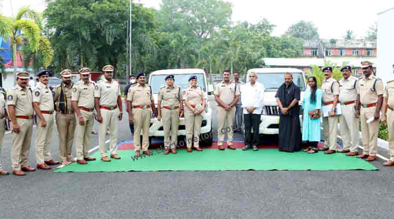 నెల్లూరు జిల్లా పోలీసు శాఖకు 6 బొలెరో వాహనాలు : అందజేసిన కందుకూరు ఎమ్మెల్యే