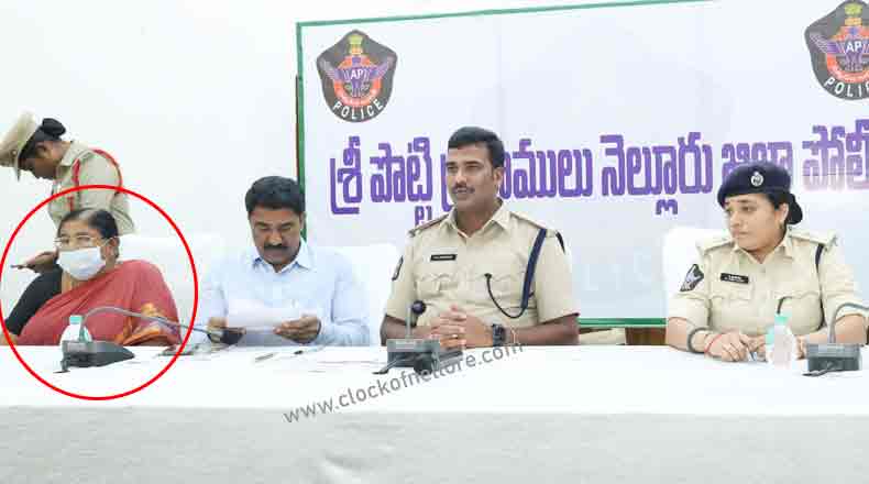 నెల్లూరు పోలీసుల ఎదుట లొంగిపోయిన మహిళా మావోయిస్టు దేవక్క