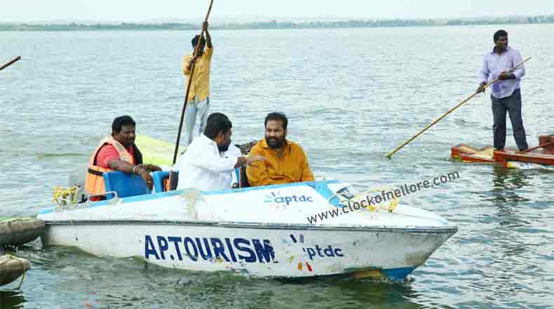 కార్తీక మహా దీపోత్సవ ఏర్పాట్లు : బోట్ ట్రయల్ రన్ వేసిన ఎమ్మెల్యే కోటంరెడ్డి