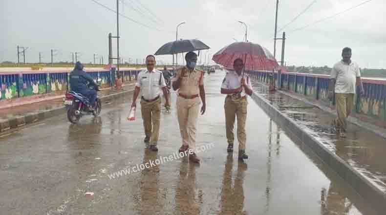 భారీ వర్షాలతో జిల్లా వ్యాప్తంగా పోలీస్ అప్రమత్తం : ఎస్పీ విజయరావు ఆదేశాలు