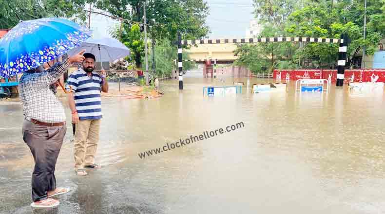 నెల్లూరు అష్ఠ దిగ్భంధనం : భారీగా వరద నీరు, ప్రజలకు తప్పని పాట్లు