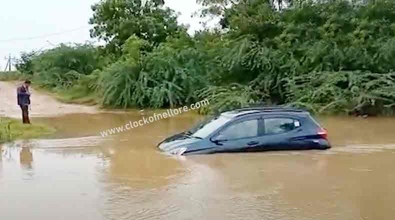 నెల్లూరుజిల్లాలో విస్తారంగా వర్షాలు : వాగులో చిక్కుకున్న కారు
