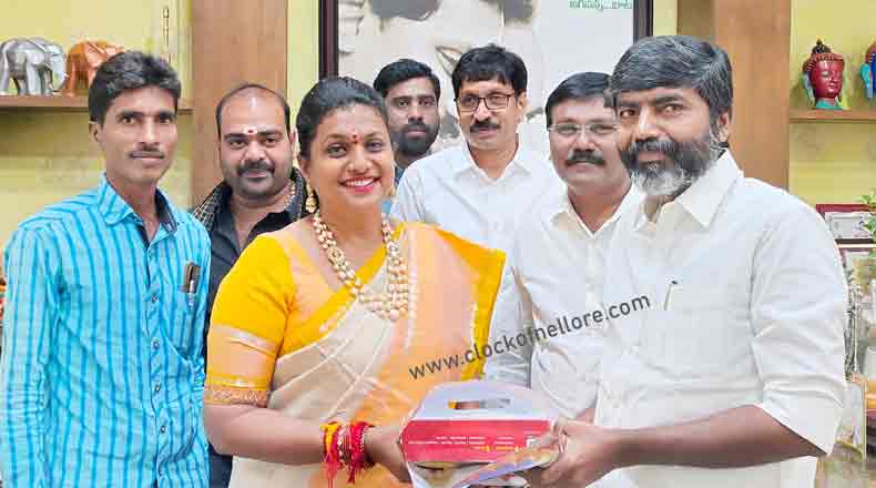 మంత్రి రోజాకు జన్మదిన శుభాకాంక్షలు తెలిపిన పేర్నాటి