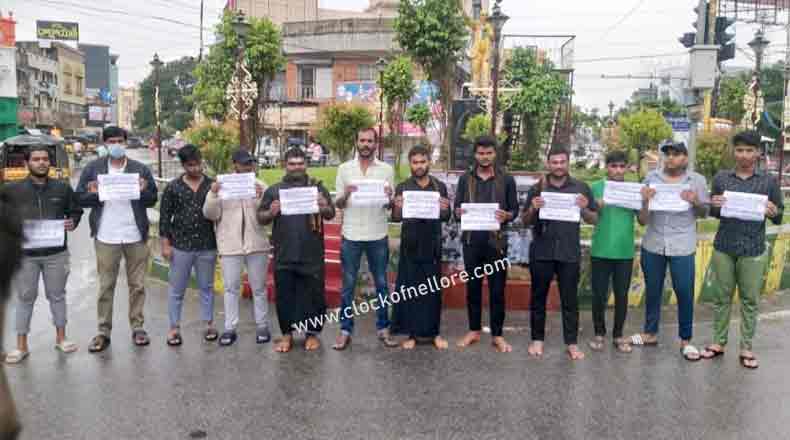 ఓవెల్ స్కూల్ యాజమాన్యం పై క్రిమినల్ చర్యలు తీసుకోండి : విద్యార్ధి సంఘాలు