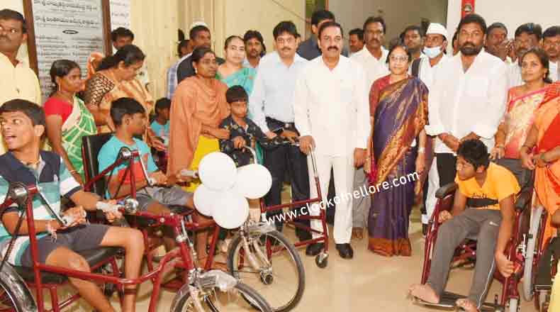 దివ్యాంగులను ప్రోత్సహిస్తే సాధారణ వ్యక్తులతో పోటీ పడతారు : మంత్రి కాకాణి