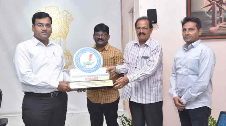 పడుగుపాడు పంచాయితీని అభినందించిన కలెక్టర్ చక్రధర్ బాబు