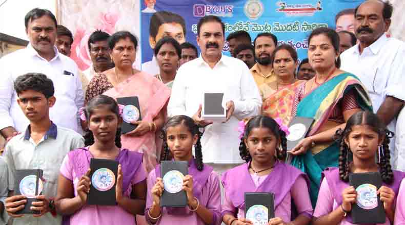 వెంకటాచలంలో మంత్రి కాకాణి పర్యటన : వంతెనలు ప్రారంభం, విద్యార్ధులకు ట్యాబ్ ల పంపిణీ