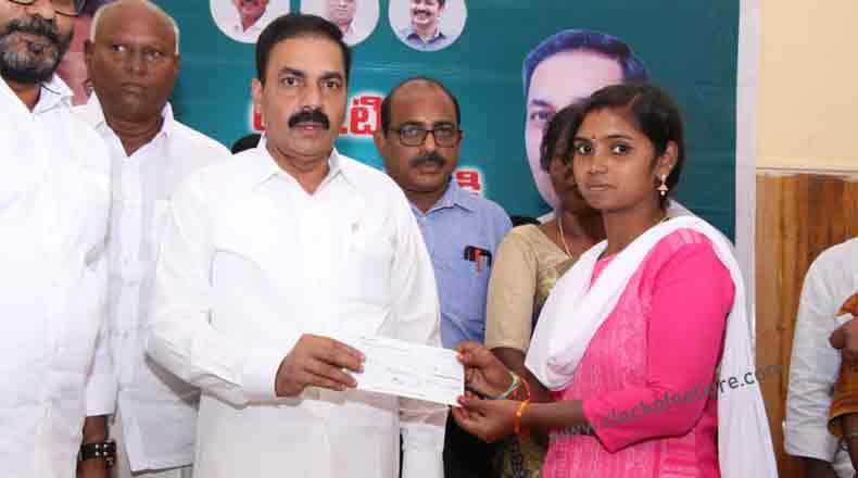 గిరిజన కుటుంబాలకు అండగా ఉంటా : ఆర్ధిక సాయం అందజేసిన మంత్రి కాకాణి
