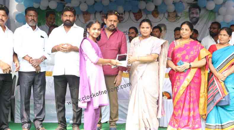 విద్యార్ధులకు ట్యాబ్ లు : పంపిణీ చేసిన మేయర్ స్రవంతి, కోటంరెడ్డి