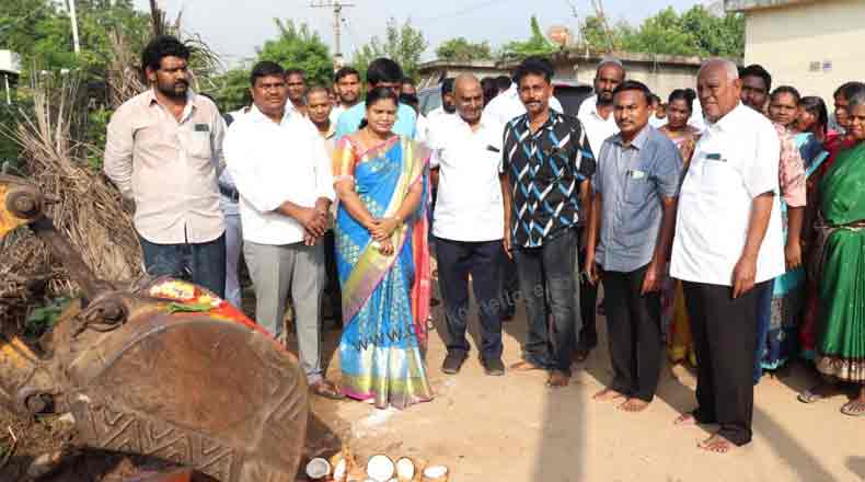 20 లక్షలతో డ్రైన్లు, రోడ్ల నిర్మాణం : శంఖుస్థాపన చేసిన మేయర్ స్రవంతి