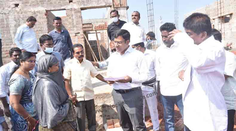 ఉగాది నాటికి జగనన్న గృహాలు పూర్తి : వెల్లడించిన కలెక్టర్ చక్రధర్ బాబు