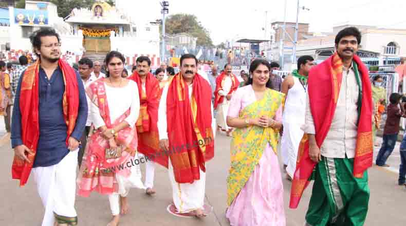 తిరుమల శ్రీవారిని దర్శించుకున్న మంత్రి కాకాణి వారి కుటుంబం