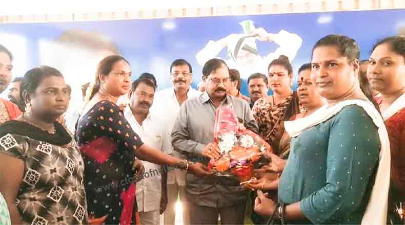 ఆదాల నివాసంలో జనమే జనం : సమస్యలపై విజ్ఞాపనల పర్వం