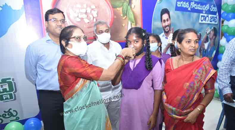 విద్యార్ధులకు రాగి జావ : నెల్లూరులో పథకాన్ని ప్రారంభించిన జడ్పీ ఛైర్ పర్సన్ అరుణమ్మ