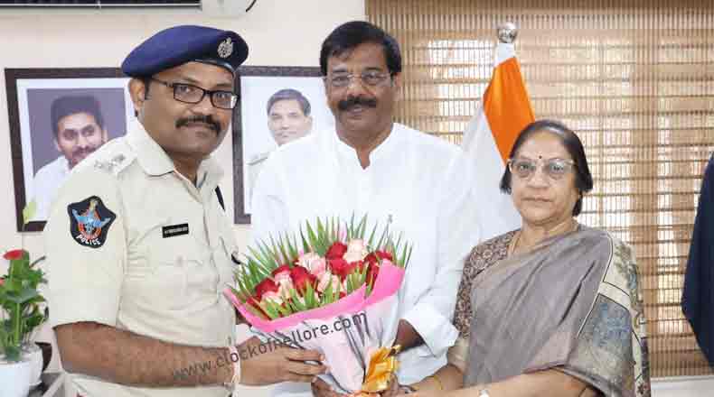 నూతన ఎస్పీని కలిసిన జడ్పీ ఛైర్ పర్సన్ ఆనం అరుణమ్మ