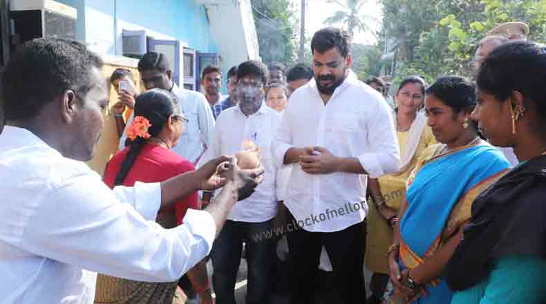 గాంధీ గిరిజన కాలనీలో ఎమ్మెల్యే అనీల్ గడప గడపకు కార్యక్రమం